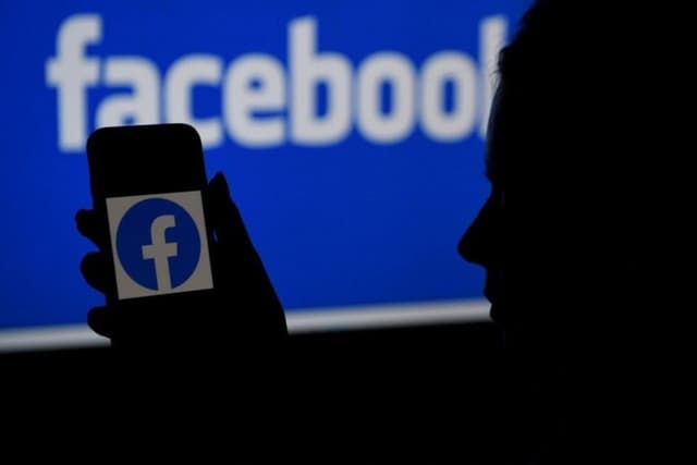 Facebook é condenado a pagar R$ 365 mil de danos materiais e R$ 15 mil de danos morais pelo cancelamento de perfil utilizado como plataforma de vendas.